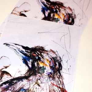 Puede incluir: Un primer plano de una pintura abstracta colorida de la cabeza de un p&aacute;jaro. El p&aacute;jaro est&aacute; pintado en tonos de negro, azul, amarillo y rojo. El fondo es blanco con l&iacute;neas negras.