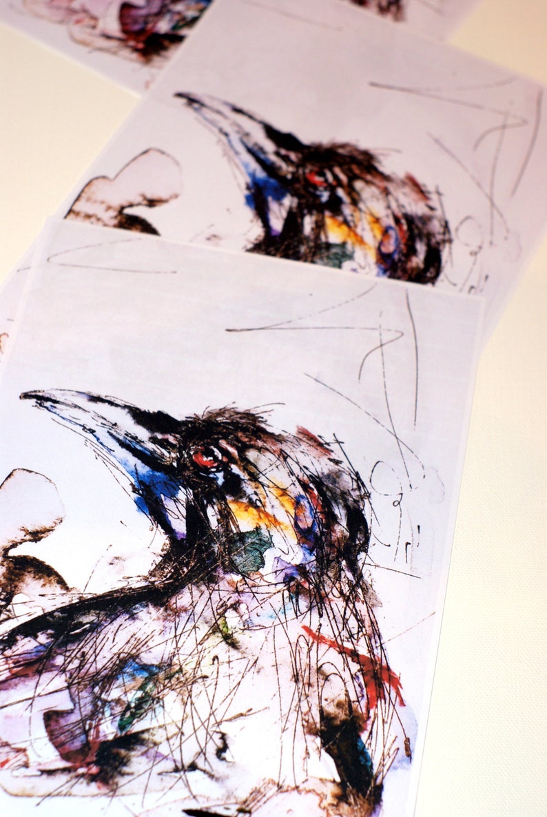 Puede incluir: Un primer plano de una pintura abstracta colorida de la cabeza de un p&aacute;jaro. El p&aacute;jaro est&aacute; pintado en tonos de negro, azul, amarillo y rojo. El fondo es blanco con l&iacute;neas negras.