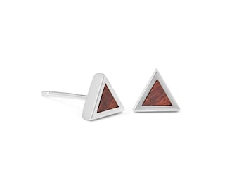 Pendiente de madera y plata - Joyería de madera - Aniversario de madera - Pendiente de madera - Regalo de madera para ella - Stud triangular de madera y plata