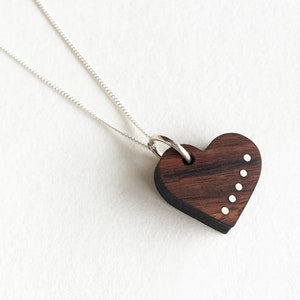 Cadeau de 5e anniversaire pour femme Collier coeur en bois Pendentif en bois Pendentif en bois personnalisé Collier d'anniversaire en bois Cadeau en bois image 1