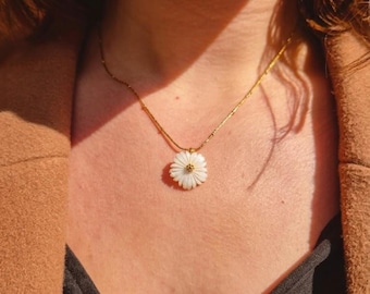 Carved mother-of-pearl flower necklace - Natural mother-of-pearl pendant - Poetic jewelry in gold-plated stainless steel - Gift idea for women