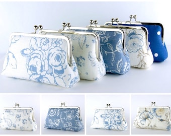 Könnte beinhalten: Sechs kleine Stofftaschen mit Blumenmuster und einem Metallverschluss. Die Taschen sind in Blautönen und Weiß.