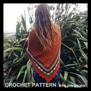 Pode incluir: Um xale de croch&ecirc; com uma base cor de ferrugem e uma borda colorida. A borda apresenta fio vermelho, verde, branco e preto. O xale &eacute; usado por uma pessoa com cabelo castanho comprido. O texto "CROCHET PATTERN &copy;The Little Bee 2014" est&aacute; na parte inferior da imagem.