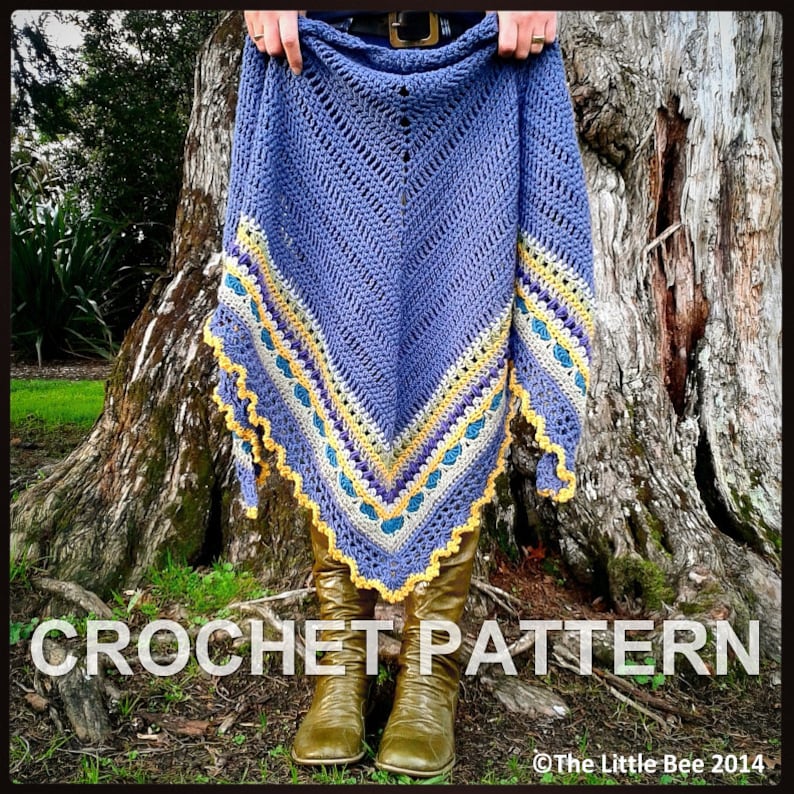 Pode incluir: Um xale de croch&ecirc; com uma combina&ccedil;&atilde;o de cores azul, amarelo e roxo. O xale tem uma borda festonada e est&aacute; sendo segurado por uma pessoa que est&aacute; usando botas marrons. O texto "CROCHET PATTERN" est&aacute; na parte inferior da imagem. O texto "&copy;The Little Bee 2014" est&aacute; na parte inferior direita da imagem.