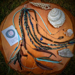 Aangepaste meerlaagse haarwikkel | Kies kleuren, stijl, heilige streng en dreadclip | Gepersonaliseerde boho-haaraccessoire ∆ KRISTALLEN ∆ VEREN