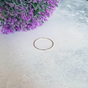 Puede incluir: Un anillo de oro simple, una pieza de joyer&iacute;a delicada.