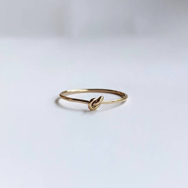 Knotenring aus recyceltem Gold 9 Karat, solider Goldknotenring, Liebesknotenring aus Gold, echter Goldknotenring, zierlicher Versprechensring, dünner Freundschaftsring