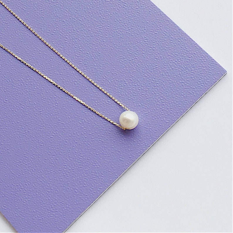 Dainty 9 carat gold floating pearl necklace, minimalistic gift for her, solid gold jewelry, freshwater pearl necklace, June birthstone gift image 2