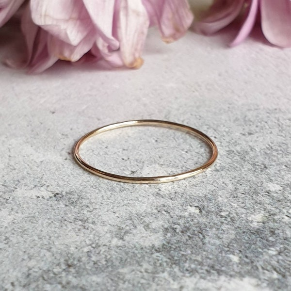 Massief gouden sierlijke ring, dunne gouden ring, 0,8 mm gouden band, minimalistische ring, magere ring, fijne gouden stapelring, 9ct goud, echte gouden ring