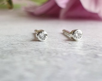 Sementales de diamantes diminutos de plata de ley, joyas contemporáneas minimalistas, regalo para ella, pendientes de diamantes delicados, sementales de diamantes reales
