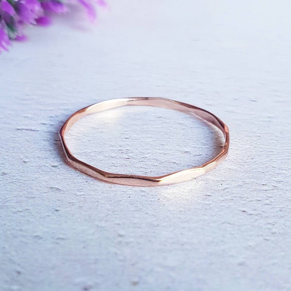 Anillo de oro rosa macizo, anillo de oro rosa de 9 quilates, anillo de apilamiento martillado, anillo de oro real, anillo de oro delicado, anillo de apilamiento delicado, oro rosa de 1 mm
