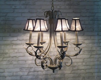 Große Hollywood Regency 6 Light Candeliere Hängeleuchte mit Schattierungen elegante Vintage Beleuchtung Acanthus Blatt Bronze Finish Patina
