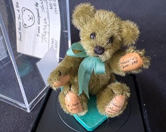 World of Miniature Bears Sammlerstück ""Avocado"" von Theresa Yang Limitierte Auflage mit schützendem Vitrinen-Etui und signiertem Zertifikat."