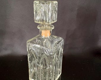Vintage geschliffene Glas Karaffe quadratisch mit gewölbtem Muster und passendem Stopfen