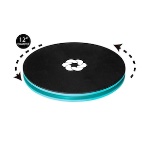 Op de afbeelding: Een zwarte en blauwe oefenschijf met een diameter van 30 cm en een wit logo in het midden. De schijf is ontworpen om 360 graden te draaien.