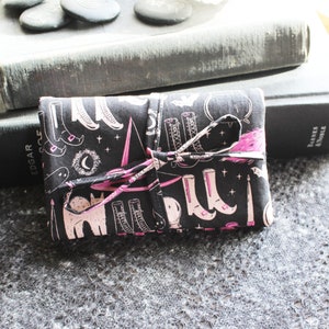 SMALL Lenormand Tarot Orakel Spielkarten Deck Wickeltasche - Witchy Things Hats Boots Cauldrons Fledermäuse Rosa Schwarz
