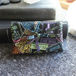 SMALL - Lenormand Tarot Orakel Spielkarten Deck Wrap Bag - Tarot Karten in Regenbogen Knochen Sterne Kristalle - Alle gemustert