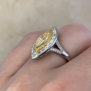 0,70 ct markisformad diamantring. Dubbel halo av fancy baguetteslipad diamantring. Handgjord platina på 18K gult guldring.
