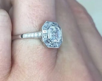 Ring mit einem 0,80 ct großen Asscher-Diamanten. GIA-zertifiziert (Farbe I, Reinheit VS2). Halo-Diamantring. Handgefertigt aus Platin.