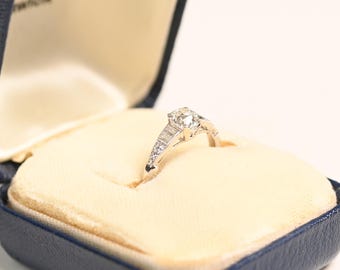 Anel Art Déco com diamante central de 0,50 ct com lapidação antiga europeia. Anel com diamantes em lapidação baguete e redonda, datado de aproximadamente 1925. Feito à mão em platina.