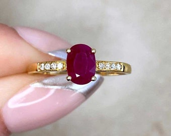 Vintage 1ct Oval Cut Ruby and Ring. 14K Yellow Gold Ring.