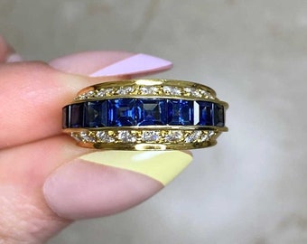 Vintage 0.80ct Carré Sapphire and Diamond Ring, Circa 1970. Handcrafted in 18K Yellow Gold Ring.