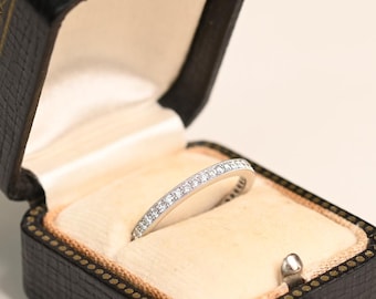 Eternity Diamantband. 0.39ct Gesamtgewicht runder Diamant im Brillantschliff. Pave Set Diamant- Ehering. Hergestellt in einem Platin Band.