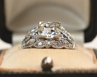 Antiker Verlobungsring aus der Edwardianischen Ära. GIA-zertifizierter Diamant im Altschliff (1 ct). Krappenfassung, um 1910. Handgefertigter Platinring.