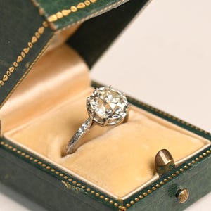 Anillo de compromiso antiguo Art Déco con diamante de talla europea antigua de 3 quilates. Anillo con diamantes engastados con garras, circa 1920. Elaborado a mano en platino.