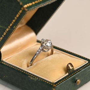GIA-gecertificeerde ring met een diamant van 1 karaat in de oude Europese slijpvorm. Diamanten ring met pavézetting. Solitaire ring in vintage stijl. Handgemaakte platina ring.