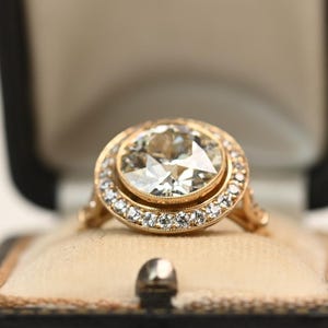 Oferta: Anillo con diamante de talla europea antigua de 3 quilates. Anillo con halo de diamantes de talla europea antigua engastados en pavé. Elaborado a mano en oro amarillo de 18 quilates.