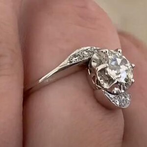Antiker Edwardianischer Ring mit einem GIA-zertifizierten Diamant im Altschliff von 0.90ct. Prong Set Diamant Ring, um 1910. Handgefertigter Platin Ring.