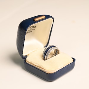 Eternity Länglicher French Cut Saphir und Diamant Ehering. Kanal gesetzt Runde Brilliantschliff Diamant Band. Platin-Ehering.