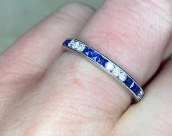 Ewigkeit-0.40ct-Gesamtgewicht runder Diamant im Brilliantschliff und Saphir und Ehering. Channel Set Saphirband. Handgefertigt im Platin Band.