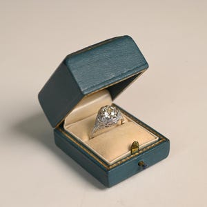 Vintage 1.20ct Altschliff Diamant Ring. Eingefasst in einen Diamantring aus Zinklegierung, circa 1950. L Farbe und VS2 Klarheit.