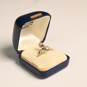 Antique 0.80center-ct Old Mine Cut Diamond Ring, Circa 1900. Handcrafted Platinum 18K Yellow Gold Ring. I Color and VS2-SI2 Clarity.