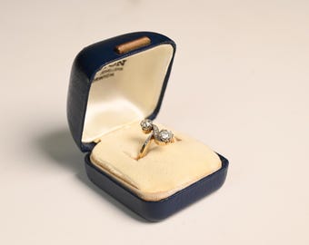 Antique 0.80center-ct Old Mine Cut Diamond Ring, Circa 1900. Handcrafted Platinum 18K Yellow Gold Ring. I Color and VS2-SI2 Clarity.