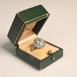 Anillo victoriano antiguo con diamantes de talla europea antigua de 3 quilates. Anillo con diamantes en racimo, circa 1880. Anillo artesanal de plata y oro amarillo de 18 quilates.