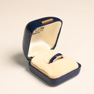 Vintage Edelstein-Ring. 4-Karat-Gesamtgewicht Eternity Baguette Sapphire Ehering. Channel Set Band. 4.60 mm in Platin Ehering.