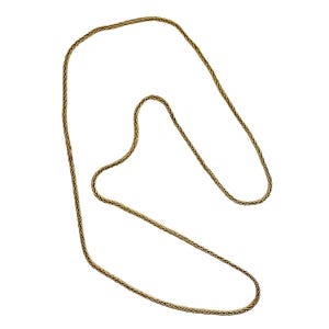 Puede incluir: Un collar de cadena de color dorado con un diseño tejido. El collar se muestra sobre un fondo blanco, resaltando su intrincada textura y los tonos cálidos del metal. La cadena es larga y parece flexible.