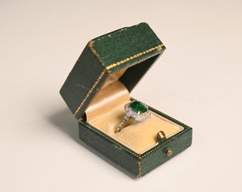 2,26 karat smaragdslipad naturlig smaragdring. Halo i mitten av en diamant med gammal europeisk slipning. Handgjord platinaring i 18 karat gult guld.