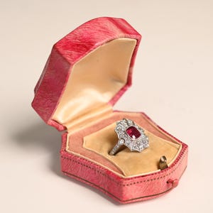 Anillo antiguo de inspiración Art Déco. Rubí de Birmania de talla cojín de 0,97 ct. Diamantes engastados en pavé y bisel. Fabricado en platino.