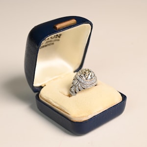 3.43 Center-ct Edwardian Era-inspirierte antike Kissenschliff Diamant-Verlobung. Halo eines alten europäischen Diamanten im Baguetteschliff Platinring.