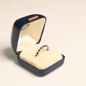 Saphir und Diamant Band. September Geburtsstein Ehering. Runde Brilliantschliff Diamant Band. Eternity-Hochzeitsring. Made in Platinum Band