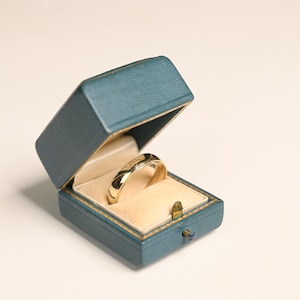 Vintage Men&#39;s Gold Wedding Band. 5mm Width Men&#39;s Gold Wedding Band. Made in 14K Yellow Gold Men&#39;s Wedding Band. Gold Wedding Band.