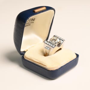 Vintage Retro. 3,05 Center-ct GIA-zertifizierter antiker Kissenschliff Diamant Prong Diamanten Ring, circa 1945. Handgefertigt in Platinring.