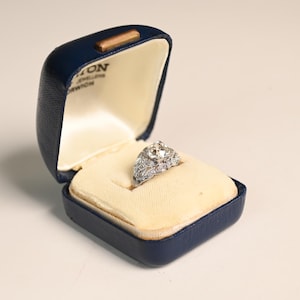 Antiker Ring aus der Edwardian Ära. 1.61ct GIA-zertifizierter Diamant-Verlobungsring im alten Minenschliff, um 1910. Handgefertigt in Platinring.