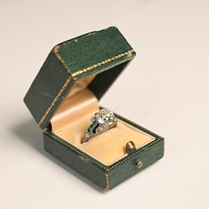2.84mm Mitte-ct Diamant-Verlobungsring im Art-Deco-Stil mit altem Weißschliff. Onyx und Smaragd Akzent Diamant Ring. Handgefertigter Ring in Platin.