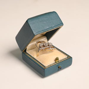 Anillo de compromiso Art Nouveau antiguo con diamantes de 0,90 ct. Talla rosa, circa 1900. Anillo artesanal de platino sobre oro amarillo de 18 quilates.