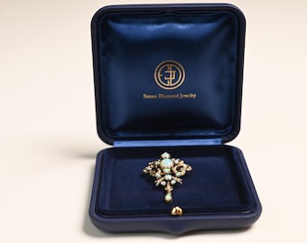 Viktoriansk brosch. Opal och fröpärlor i unik design. Päronformad brosch, cirka 1850. Handgjord brosch i 14 karat gult guld.